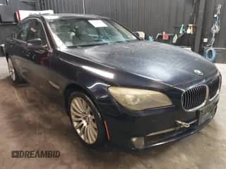 2012 BMW 7 Series 750i xDrive z VIN WBAKC6C58CC397015, wystawiony jako IAAI lot #41283796 z przebiegiem 100 544 mil mil oraz . Historia ofert i sprzedaży dostępna na DreamBid. Obrazek 1.
