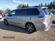 2017 Toyota Sienna SE z VIN 5TDXZ3DC1HS801135, wystawiony jako Copart lot #80895805 z przebiegiem 156 224 mil mil oraz Czysty tytuł • Clean title. Historia ofert i sprzedaży dostępna na DreamBid. Obrazek 2.