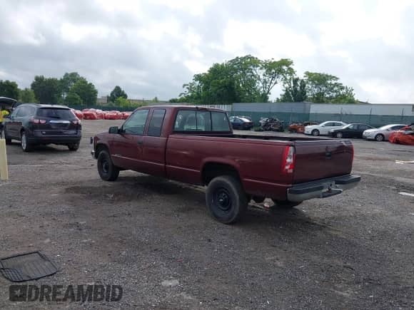 1998 Chevrolet Silverado 2500 z VIN 1GCGC29R5WE213122, wystawiony jako IAAI lot #42668999 z przebiegiem 124 972 mil mil oraz . Historia ofert i sprzedaży dostępna na DreamBid. Obrazek 3.