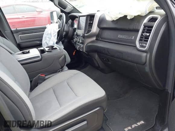 2023 Ram 1500 Big Horn z VIN 1C6RREFT4PN585312, wystawiony jako IAAI lot #41560063 z przebiegiem 45 796 mil mil oraz . Historia ofert i sprzedaży dostępna na DreamBid. Obrazek 5.