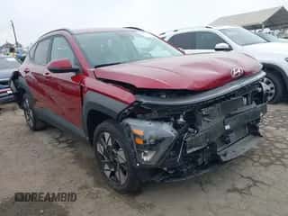 2024 Hyundai Kona SEL z VIN KM8HCCAB8RU051517, wystawiony jako IAAI lot #43077345 z przebiegiem 14 994 mil mil oraz . Historia ofert i sprzedaży dostępna na DreamBid. Obrazek 1.