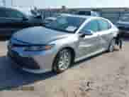 2023 Toyota Camry LE z VIN 4T1C11AK3PU723498, wystawiony jako IAAI lot #43139931 z przebiegiem 70 435 mil mil oraz . Historia ofert i sprzedaży dostępna na DreamBid. Obrazek 17.