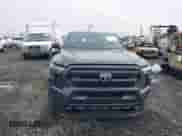 2024 Toyota Tacoma SR5 с VIN 3TMLB5JN7RM027267, выставлен на аукционе IAAI как лот 41502011 с пробегом 16 067 миль миль и . История ставок и продаж доступна на DreamBid. Изображение 13.