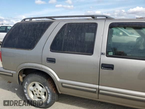 1998 Chevrolet Blazer LS z VIN 1GNDT13W3W2145732, wystawiony jako Copart lot #69704965 z przebiegiem 241 166 mil mil oraz Czysty tytuł • Clean title. Historia ofert i sprzedaży dostępna na DreamBid. Obrazek 10.