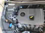 2019 Hyundai Elantra SE z VIN 5NPD74LF3KH450803, wystawiony jako Copart lot #81951085 z przebiegiem 77 829 mil mil oraz Szkoda całkowita • Salvage title. Historia ofert i sprzedaży dostępna na DreamBid. Obrazek 14.