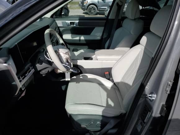 2025 Hyundai Santa Fe SEL with VIN 5NMP2DG17SH057328, listed as a Copart auction lot 70298015 with 648 mi miles and Salvage title. Bid and sale history available at DreamBid. Image 7.