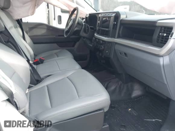 2024 Ford F-250 XL z VIN 1FT7W2BT2REF16747, wystawiony jako IAAI lot #41321209 z przebiegiem 10 840 mil mil oraz . Historia ofert i sprzedaży dostępna na DreamBid. Obrazek 5.