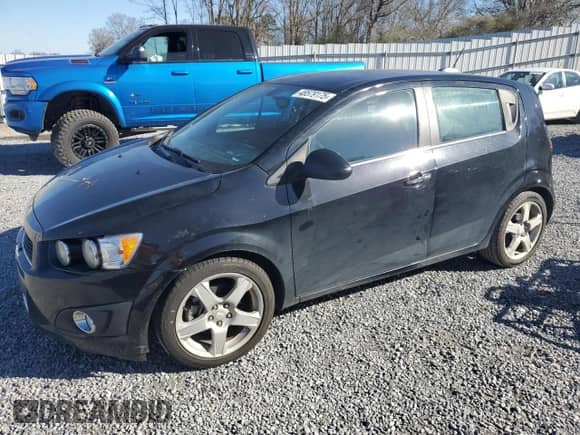 2016 Chevrolet Sonic LTZ z VIN 1G1JE6SB4G4143097, wystawiony jako Copart lot #48579175 z przebiegiem 89 226 mil mil oraz Czysty tytuł • Clean title. Historia ofert i sprzedaży dostępna na DreamBid. Obrazek 1.