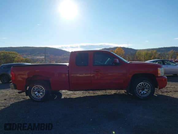 2008 Chevrolet Silverado 1500 2LT z VIN 2GCEK19J881115592, wystawiony jako IAAI lot #43531469 z przebiegiem 134 836 mil mil oraz . Historia ofert i sprzedaży dostępna na DreamBid. Obrazek 13.