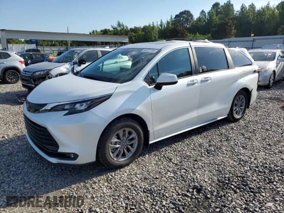 2025 Toyota Sienna XLE z VIN 5TDJRKEC2SS269318, wystawiony jako Copart lot #68721185 z przebiegiem 3 526 mil mil oraz Szkoda całkowita • Salvage title. Historia ofert i sprzedaży dostępna na DreamBid. Obrazek 1.