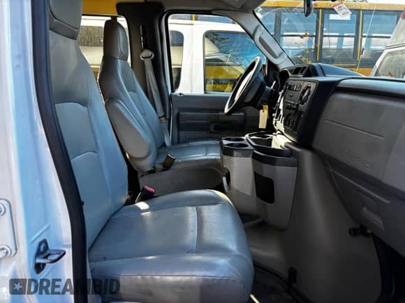2014 Ford Econoline Cargo Commercial with VIN 1FTNS2EW5EDA97298, listed as a Copart auction lot 89735735 with 152,500 mi miles and Clean title. Bid and sale history available at DreamBid. Image 6.