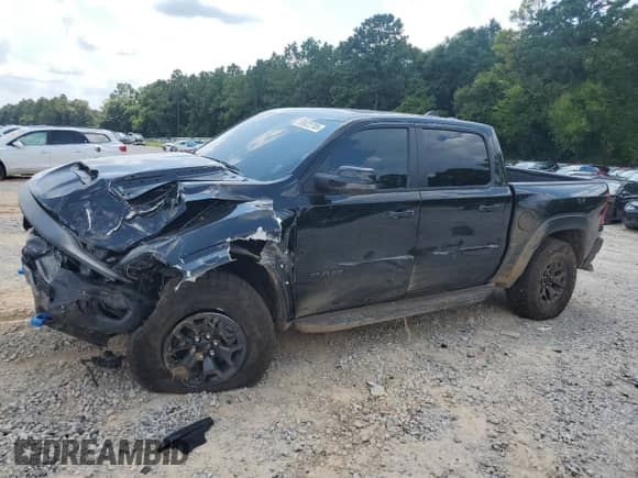 2025 Ram 1500 RHO z VIN 1C6SRFUP5SN611731, wystawiony jako Copart lot #69822705 z przebiegiem Nie podano mil oraz Szkoda całkowita • Salvage title. Historia ofert i sprzedaży dostępna na DreamBid. Obrazek 1.