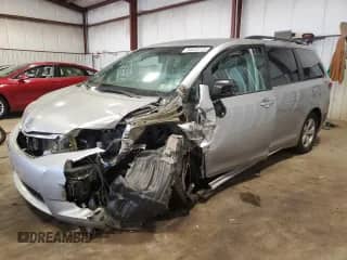 2015 Toyota Sienna LE z VIN 5TDKK3DC9FS583344, wystawiony jako Copart lot #85533715 z przebiegiem Nie podano mil oraz Szkoda całkowita • Salvage title. Historia ofert i sprzedaży dostępna na DreamBid. Obrazek 1.