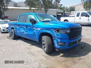 2025 Ram 1500 Big Horn z VIN 1C6RREFP0SN647137, wystawiony jako IAAI lot #42179912 z przebiegiem 738 mil mil oraz . Historia ofert i sprzedaży dostępna na DreamBid. Obrazek 1.