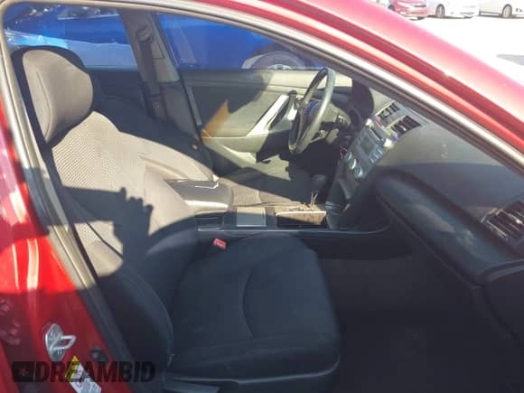 2008 Toyota Camry LE z VIN 4T1BE46KX8U254387, wystawiony jako IAAI lot #42628008 z przebiegiem 356 710 mil mil oraz . Historia ofert i sprzedaży dostępna na DreamBid. Obrazek 5.