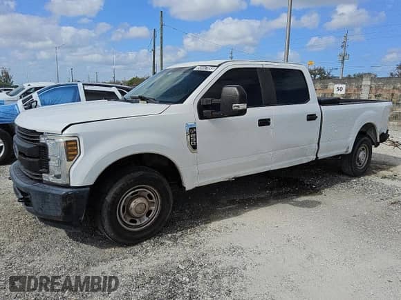 2018 Ford F-250 XL z VIN 1FT7W2A67JEC45748, wystawiony jako Copart lot #54447895 z przebiegiem 189 511 mil mil oraz Czysty tytuł • Clean title. Historia ofert i sprzedaży dostępna na DreamBid. Obrazek 1.