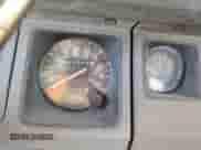 1990 Jeep Wrangler z VIN 2J4FY39T8LJ519849, wystawiony jako Copart lot #50917265 z przebiegiem 153 966 mil mil oraz Czysty tytuł • Clean title. Historia ofert i sprzedaży dostępna na DreamBid. Obrazek 9.