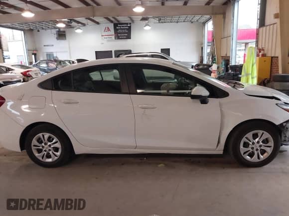 2019 Chevrolet Cruze z VIN 1G1BJ5SM0K7105966, wystawiony jako IAAI lot #40857450 z przebiegiem 79 555 mil mil oraz . Historia ofert i sprzedaży dostępna na DreamBid. Obrazek 13.