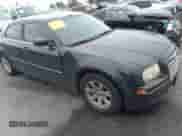 2007 Chrysler 300 Signature z VIN 2C3LA53G77H737769, wystawiony jako IAAI lot #36668043 z przebiegiem 257 759 mil mil oraz . Historia ofert i sprzedaży dostępna na DreamBid. Obrazek 1.