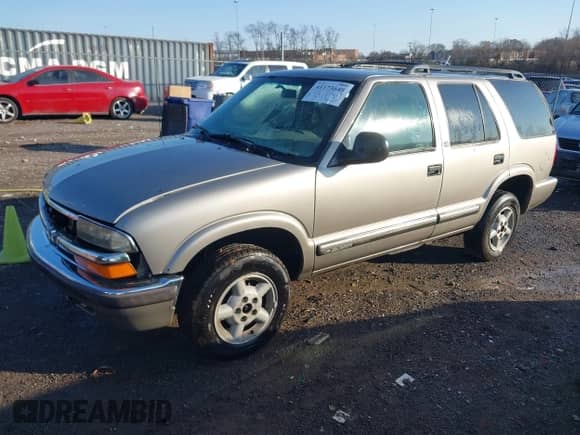 1998 Chevrolet Blazer z VIN 1GNDT13W7WK179219, wystawiony jako IAAI lot #41173648 z przebiegiem 247 164 mil mil oraz . Historia ofert i sprzedaży dostępna na DreamBid. Obrazek 2.