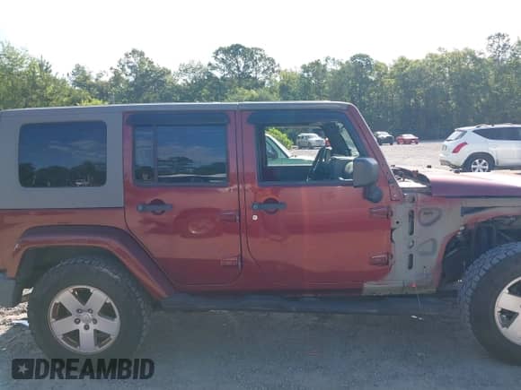 2007 Jeep Wrangler Unlimited Sahara z VIN 1J8GA59187L211825, wystawiony jako IAAI lot #42313099 z przebiegiem 107 554 mil mil oraz . Historia ofert i sprzedaży dostępna na DreamBid. Obrazek 14.