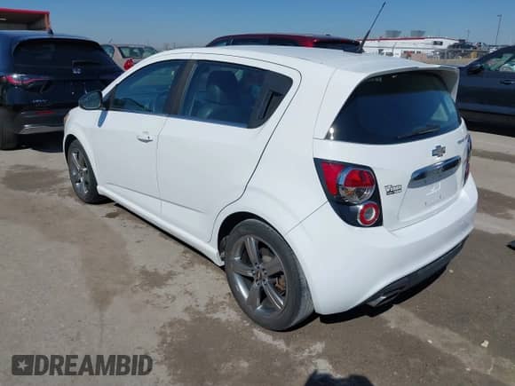 2013 Chevrolet Sonic RS z VIN 1G1JH6SB5D4146819, wystawiony jako IAAI lot #41742164 z przebiegiem 185 401 mil mil oraz . Historia ofert i sprzedaży dostępna na DreamBid. Obrazek 3.