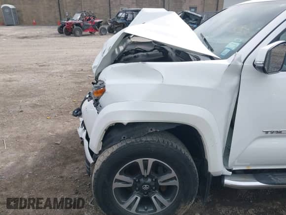 2017 Toyota Tacoma SR5 с VIN 3TMCZ5AN3HM106655, выставлен на аукционе IAAI как лот 41838777 с пробегом 63 740 миль миль и . История ставок и продаж доступна на DreamBid. Изображение 19.