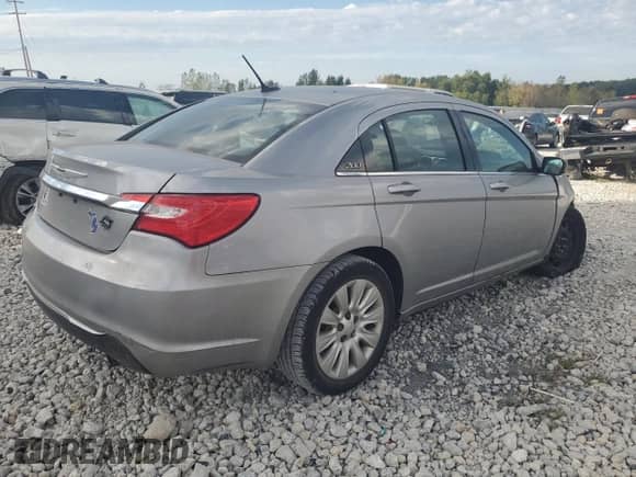 2014 Chrysler 200 LX with VIN 1C3CCBAB6EN211167, listed as a Copart auction lot 81994125 with 200,165 mi miles and Clean title. Bid and sale history available at DreamBid. Image 3.