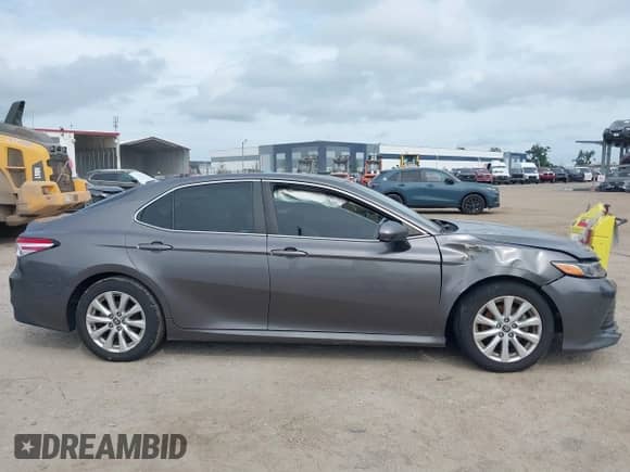 2020 Toyota Camry LE z VIN 4T1C11AK2LU999892, wystawiony jako IAAI lot #43225624 z przebiegiem Nie podano mil oraz . Historia ofert i sprzedaży dostępna na DreamBid. Obrazek 13.