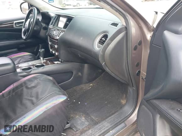 2014 Nissan Pathfinder SV z VIN 5N1AR2MN3EC613842, wystawiony jako IAAI lot #41380645 z przebiegiem 154 058 mil mil oraz . Historia ofert i sprzedaży dostępna na DreamBid. Obrazek 5.