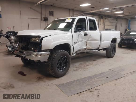 2004 Chevrolet Silverado 2500HD LS z VIN 1GCHK29254E396111, wystawiony jako IAAI lot #41202478 z przebiegiem 63 175 mil mil oraz . Historia ofert i sprzedaży dostępna na DreamBid. Obrazek 17.