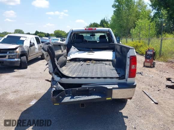 2009 Chevrolet Silverado 3500HD с VIN 1GCHC83K69F118800, выставлен на аукционе IAAI как лот 42858401 с пробегом 275 265 миль миль и . История ставок и продаж доступна на DreamBid. Изображение 17.