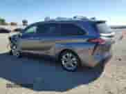 2022 Toyota Sienna Platinum с VIN 5TDERKECXNS088487, выставлен на аукционе Copart как лот 81986215 с пробегом 85 864 миль миль и Списание • Salvage title. История ставок и продаж доступна на DreamBid. Изображение 2.