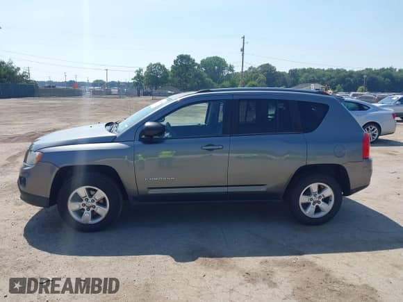 2013 Jeep Compass Sport z VIN 1C4NJCBA3DD265990, wystawiony jako IAAI lot #42644318 z przebiegiem 130 092 mil mil oraz . Historia ofert i sprzedaży dostępna na DreamBid. Obrazek 14.