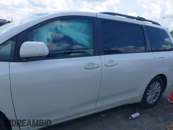 2015 Toyota Sienna XLE with VIN 5TDYK3DC5FS623932, listed as a IAAI auction lot 42716247 with 93,291 mi miles and . Bid and sale history available at DreamBid. Image 15.