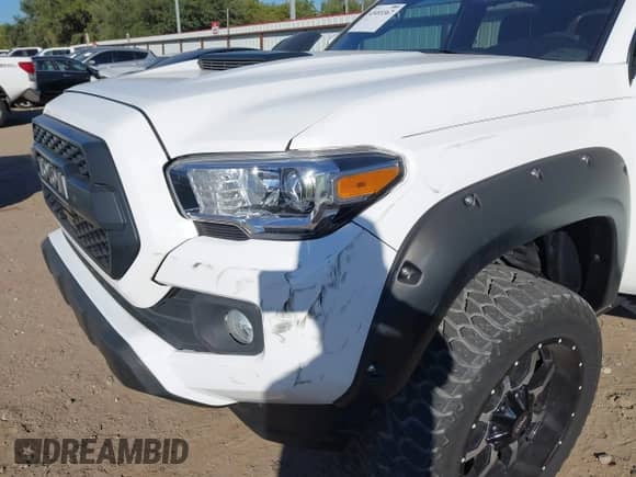 2023 Toyota Tacoma SR5 z VIN 3TMAZ5CN8PM202199, wystawiony jako IAAI lot #43493367 z przebiegiem 6 729 mil mil oraz . Historia ofert i sprzedaży dostępna na DreamBid. Obrazek 6.