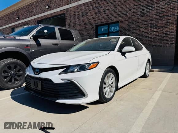 2021 Toyota Camry LE z VIN 4T1C11AK7MU595701, wystawiony jako Copart lot #65841075 z przebiegiem 30 616 mil mil oraz Czysty tytuł • Clean title. Historia ofert i sprzedaży dostępna na DreamBid. Obrazek 2.