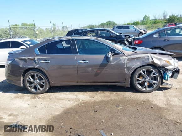 2014 Nissan Maxima SV z VIN 1N4AA5AP9EC441275, wystawiony jako IAAI lot #42586862 z przebiegiem Nie podano mil oraz . Historia ofert i sprzedaży dostępna na DreamBid. Obrazek 13.