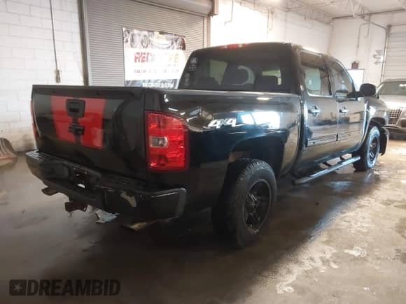 2011 Chevrolet Silverado 1500 LS z VIN 3GCPKREA6BG379230, wystawiony jako IAAI lot #41383308 z przebiegiem 322 050 mil mil oraz . Historia ofert i sprzedaży dostępna na DreamBid. Obrazek 4.