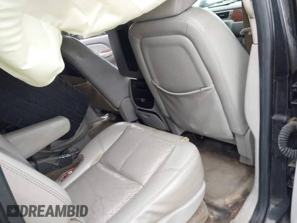 2007 Chevrolet Suburban LT z VIN 1GNFC16097R179358, wystawiony jako IAAI lot #42104937 z przebiegiem Nie podano mil oraz . Historia ofert i sprzedaży dostępna na DreamBid. Obrazek 8.