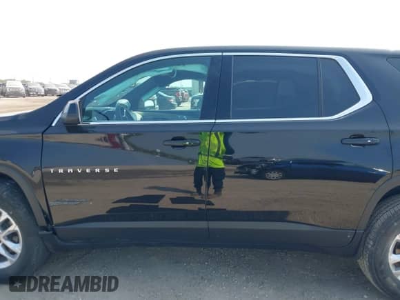 2022 Chevrolet Traverse LS z VIN 1GNERFKW4NJ168961, wystawiony jako IAAI lot #42316473 z przebiegiem 22 600 mil mil oraz . Historia ofert i sprzedaży dostępna na DreamBid. Obrazek 15.