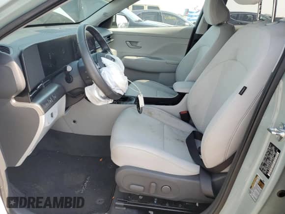 2024 Hyundai Kona SEL с VIN KM8HBCAB5RU121428, выставлен на аукционе Copart как лот 65412075 с пробегом 23 369 миль миль и Списание • Salvage title. История ставок и продаж доступна на DreamBid. Изображение 7.