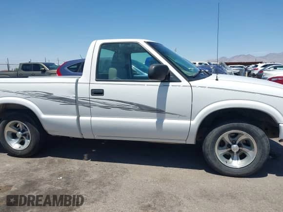 2003 Chevrolet S-10 LS с VIN 1GCCS14X538184510, выставлен на аукционе IAAI как лот 42168160 с пробегом 163 838 миль миль и . История ставок и продаж доступна на DreamBid. Изображение 13.