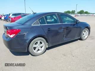 2014 Chevrolet Cruze 1LT z VIN 1G1PC5SB4E7153487, wystawiony jako IAAI lot #42830343 z przebiegiem 156 140 mil mil oraz . Historia ofert i sprzedaży dostępna na DreamBid. Obrazek 4.