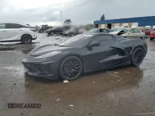 2023 Chevrolet Corvette 1LT z VIN 1G1YA3D47P5108491, wystawiony jako Copart lot #61561105 z przebiegiem 21 028 mil mil oraz Czysty tytuł • Clean title. Historia ofert i sprzedaży dostępna na DreamBid. Obrazek 1.