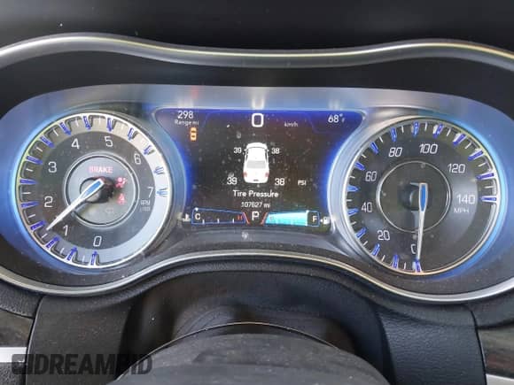 2016 Chrysler 300 Anniversary Edition с VIN 2C3CCAAG6GH307818, выставлен на аукционе IAAI как лот 43292170 с пробегом 107 627 миль миль и . История ставок и продаж доступна на DreamBid. Изображение 7.