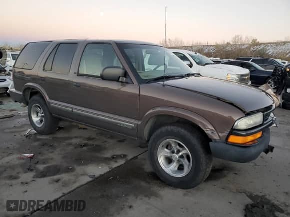2000 Chevrolet Blazer LS z VIN 1GNCS13W7YK218263, wystawiony jako Copart lot #80774144 z przebiegiem 76 764 mil mil oraz Szkoda całkowita • Salvage title. Historia ofert i sprzedaży dostępna na DreamBid. Obrazek 4.