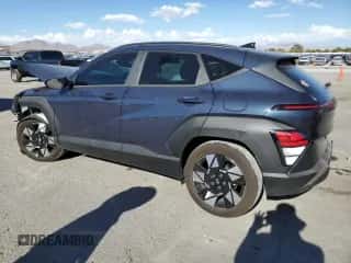 2024 Hyundai Kona SEL с VIN KM8HB3AB0RU096468, выставлен на аукционе Copart как лот 68877184 с пробегом 2 833 миль миль и Списание • Salvage title. История ставок и продаж доступна на DreamBid. Изображение 2.