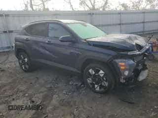 2024 Hyundai Kona SEL z VIN KM8HBCAB5RU094019, wystawiony jako Copart lot #77760194 z przebiegiem 3 893 mil mil oraz Szkoda całkowita • Salvage title. Historia ofert i sprzedaży dostępna na DreamBid. Obrazek 4.