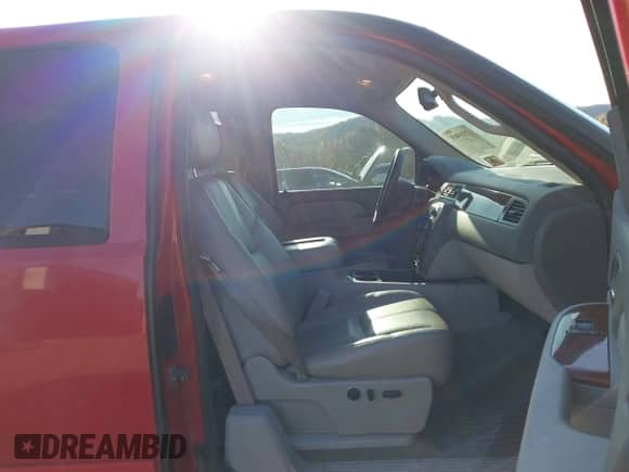 2008 Chevrolet Silverado 1500 2LT z VIN 2GCEK19J881115592, wystawiony jako IAAI lot #43531469 z przebiegiem 134 836 mil mil oraz . Historia ofert i sprzedaży dostępna na DreamBid. Obrazek 5.